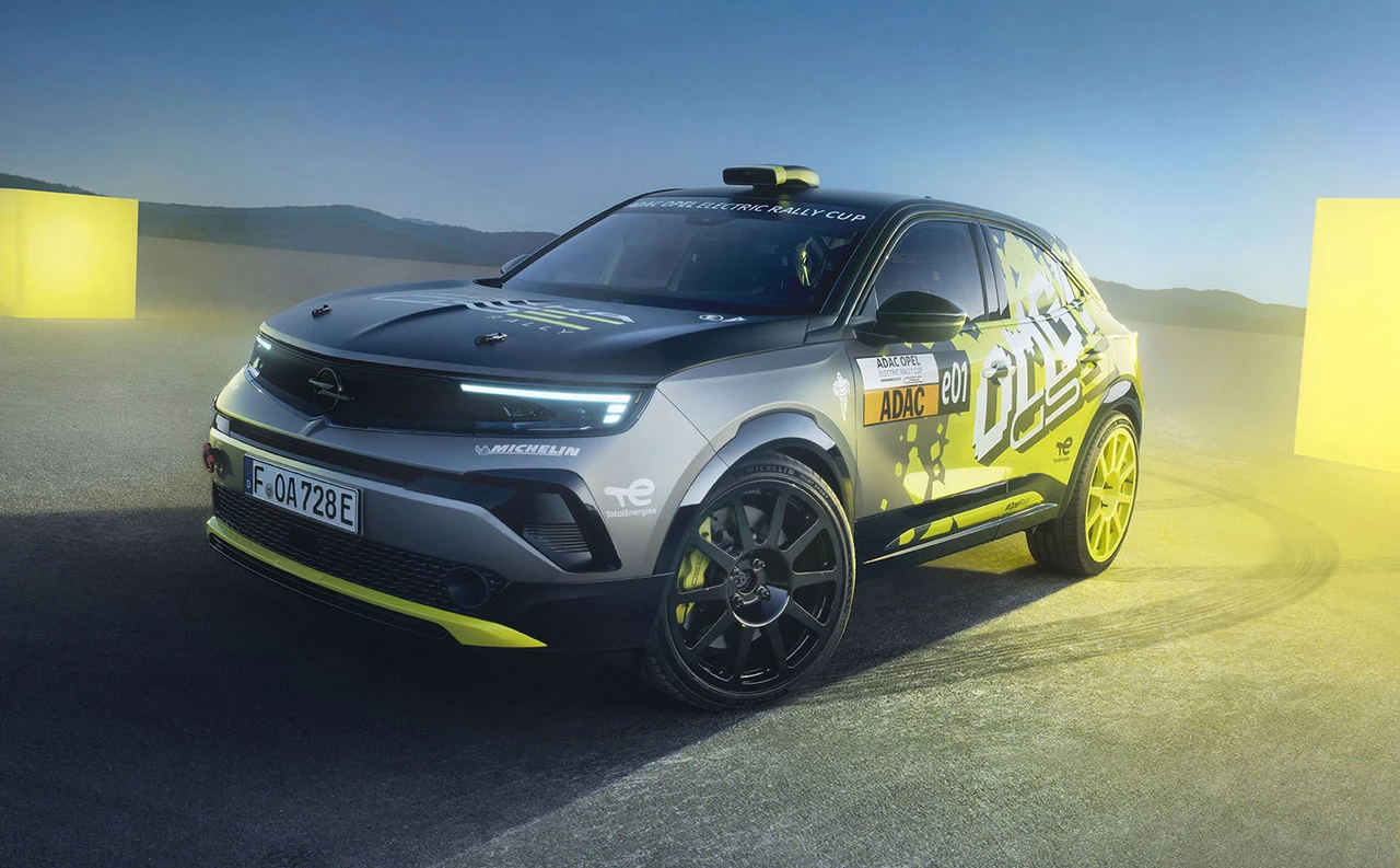 Der Mokka GSE Rally auf einer Offroad-Strecke mit gelb leuchtenden Würfeln im Hintergrund.