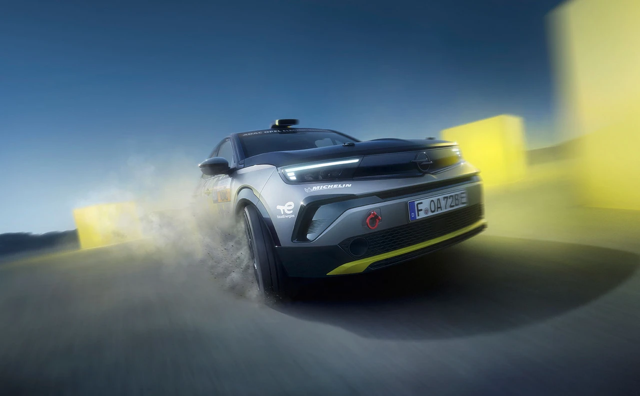 Der Mokka GSE Rally fährt dynamisch auf einer Offroad-Strecke mit gelb leuchtenden Würfeln im Hintergrund.