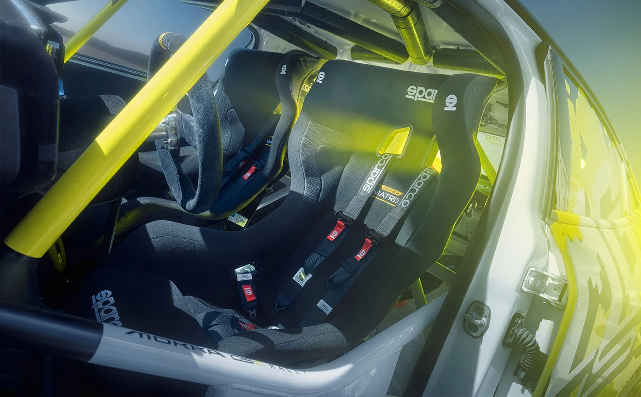 Innenansicht eines Mokka GSE Rally mit schwarzen Sitzen und gelben Details.