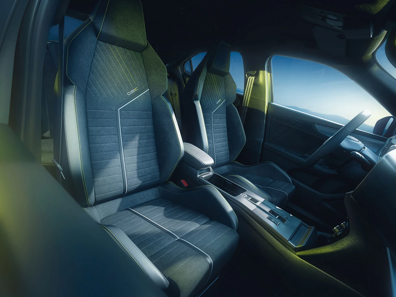Innenraum des neuen Mokka GSE mit sportlichen Vordersitzen und modernem Armaturenbrett.